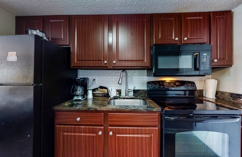 Myrtle Beach Apartamento | 17th-floor ocean-view studio with AC, pool, hot tub & WiFi - snowbird-friendly