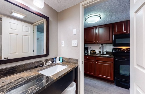 Myrtle Beach Apartamento | 17th-floor ocean-view studio with AC, pool, hot tub & WiFi - snowbird-friendly
