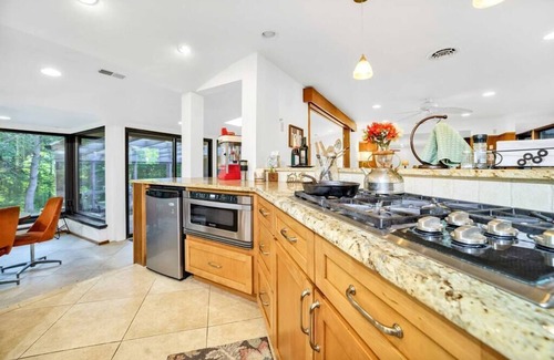 Richmond Casa | 18 Acre Farm - Pickleball, Pond, Outdoor Kitchen