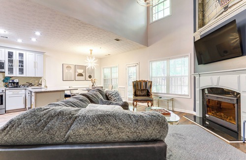 Rex Casa | 18 Mi to Atlanta: Family Retreat w/ Patio