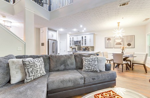 Rex Casa | 18 Mi to Atlanta: Family Retreat w/ Patio