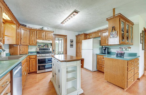 Omaha Casa | 18 Mi to Table Rock Lake: Pet-Friendly Ozark Home!
