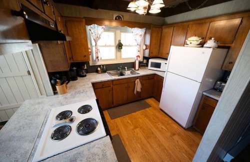 Dan River Cabina | "18 Seasons" Seconds to Blue Ridge Parkway, & Mabry Mill. Game room w/Bar