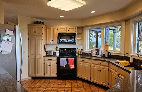 White River Junction Casa | 180-degree panoramic views of Vermont's mountains from the Living room, Hot Tub