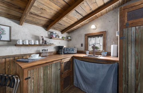 Fredericksburg Cabina | 1800's Cactus Cabin/Hot Tub/Romantic/Close to Downtown! 🍷