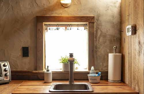 Fredericksburg Cabina | 1800's Cactus Cabin/Hot Tub/Romantic/Close to Downtown! 🍷