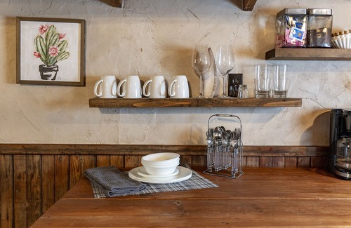 Fredericksburg Cabina | 1800's Cactus Cabin/Hot Tub/Romantic/Close to Downtown! 🍷