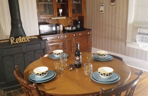Tippecanoe Casa | 1800's Patriot House Tappan Lake Deersville wifi, private yard Trailer Parking