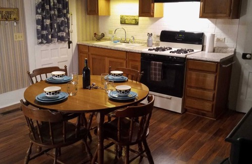 Tippecanoe Casa | 1800's Patriot House Tappan Lake Deersville wifi, private yard Trailer Parking