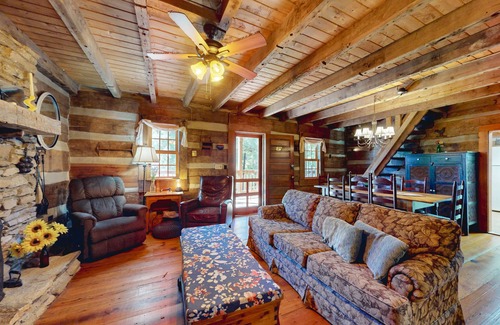 Lake Junaluska Cabina | 1800s dog-friendly cabin in Waynesville with shared amenities