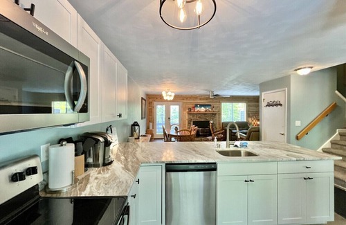 Hidden Valley Apartamento | ☀️ Summer Escape w/ Scenic Views, Pool Access & Pet-Friendly Comfort 🏞️🐾🏊‍♀️