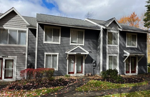 Hidden Valley Apartamento | ☀️ Summer Escape w/ Scenic Views, Pool Access & Pet-Friendly Comfort 🏞️🐾🏊‍♀️
