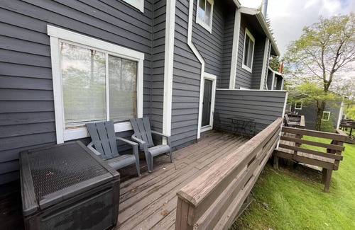 Hidden Valley Apartamento | ☀️ Summer Escape w/ Scenic Views, Pool Access & Pet-Friendly Comfort 🏞️🐾🏊‍♀️