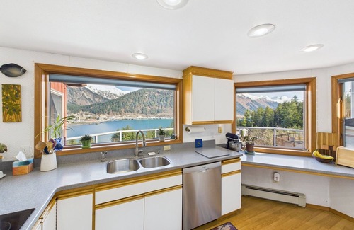 West Juneau Apartamento | 180° Views | 1BR w/ Deck, Mountains & Cruise Ships