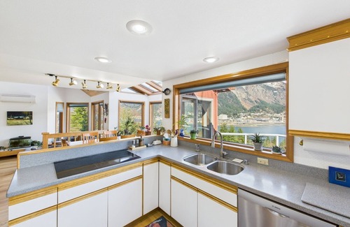 West Juneau Apartamento | 180° Views | 1BR w/ Deck, Mountains & Cruise Ships