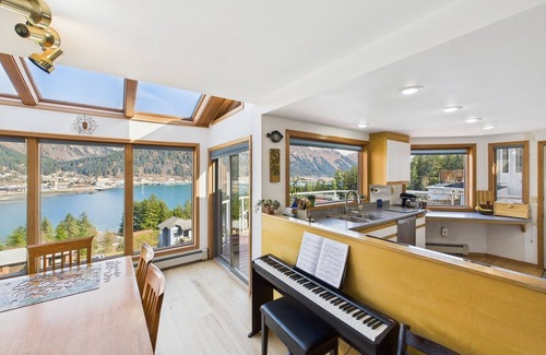 West Juneau Apartamento | 180° Views | 1BR w/ Deck, Mountains & Cruise Ships