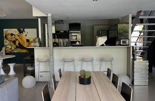 Saubion Casa | Villa de arquitecto de estilo californiano de 180 m2, piscina climatizada y terrazas