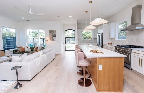 Clarksville Casa | 1816w11th · Luxury Mansion Breathtaking Skyline & Pool