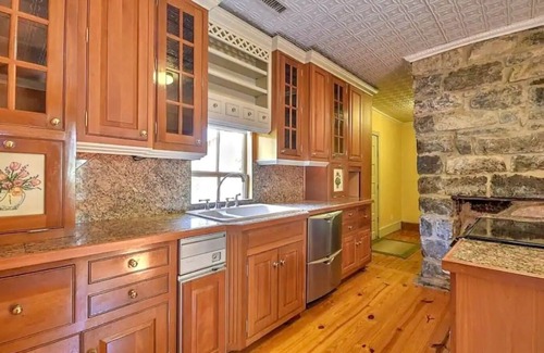 Kingsport Cabaña | 1818 Riverfront Cottage