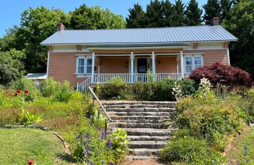 Kingsport Cabaña | 1818 Riverfront Cottage