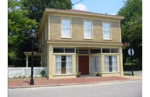 Petersburg Casa | 1831 House in Historic Old Towne Petersburg, VA