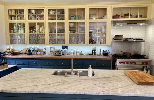 Middlefield Casa | 1840's Whaling Captain's Farm Estate, 6-10 guests