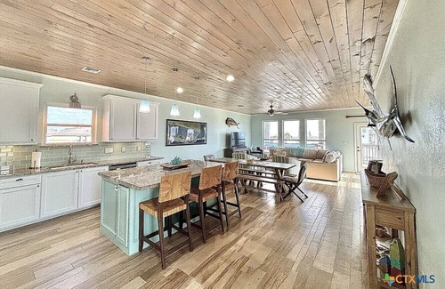 Port O Connor Casa | 1841 W Maple Street Port O`Connor