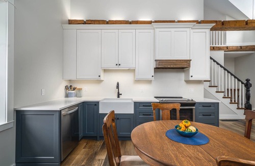 Quinte West Casa | 1845 Completely Renovated Stone Farmhouse