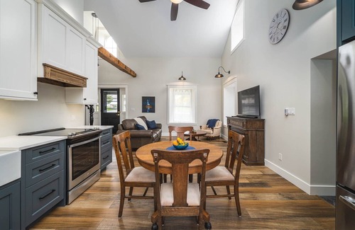 Quinte West Casa | 1845 Completely Renovated Stone Farmhouse