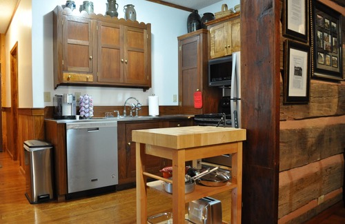 Weaverville Casa | 1850s log cabin 1 mile to downtown Weaverville 15% discount 7 days or more