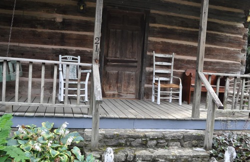 Weaverville Casa | 1850s log cabin 1 mile to downtown Weaverville 15% discount 7 days or more