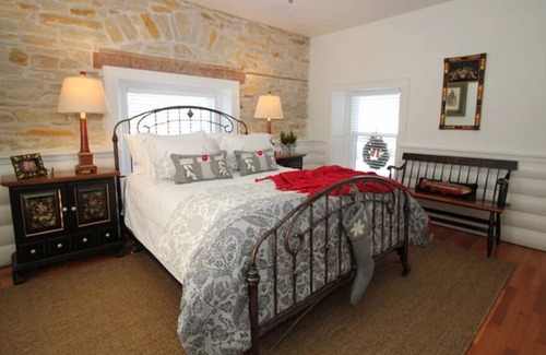Cottonwood Falls Casa | 1879 Stone House- 3 bedroom