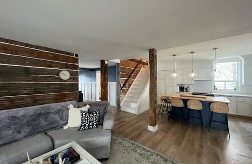Huron East Otro | 1880 farmhouse with hottub!