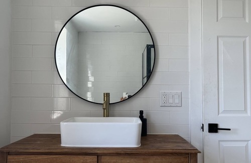 Huron East Otro | 1880 farmhouse with hottub!