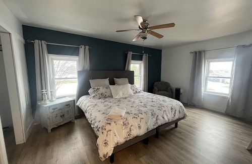 Huron East Otro | 1880 farmhouse with hottub!