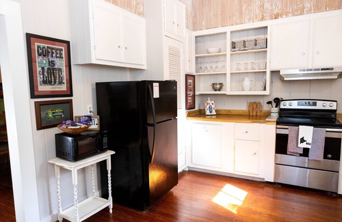 Natchez Casa | 1880's Cozy Cottage, close to Historical Downtown. Sleeps up to 6 3B3B-pets OK