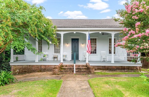 Natchez Casa | 1880's Cozy Cottage, close to Historical Downtown. Sleeps up to 6 3B3B-pets OK
