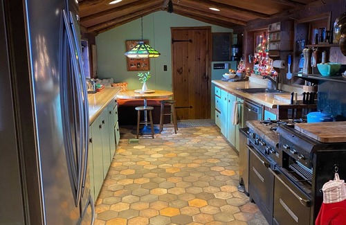 Wallkill Cabina | 1890's Log Cabin ~ 230 Acre Private Reserve ~ 150’ Waterfall ~ Hiking Trails