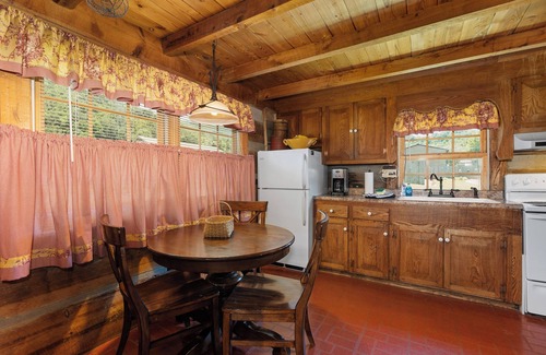 Waynesville Cabina | 1890s Cozy Log Cabin, Waynesville, Mountain Views