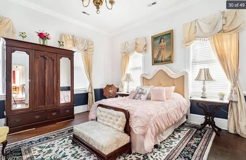 North Newport News Cama Y Desayuno | 1896 Historic Bed & Breakfast Mansion with a general store