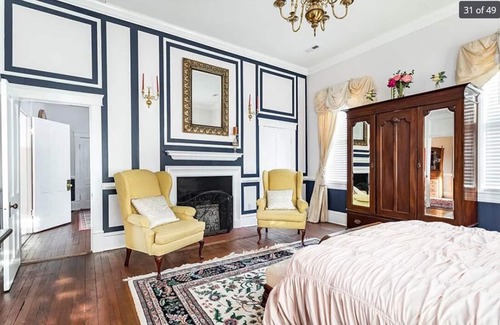North Newport News Cama Y Desayuno | 1896 Historic Bed & Breakfast Mansion with a general store