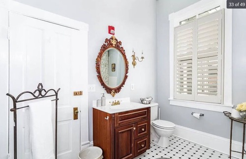 North Newport News Cama Y Desayuno | 1896 Historic Bed & Breakfast Mansion with a general store