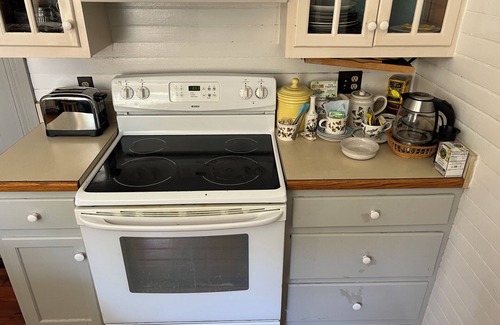 Hillsborough Casa | 1898 Mill House in Historic District: Lunarose Cottage and Artist Retreat