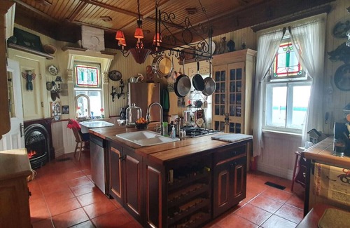 Namur Cabaña | 1898 Victorian Manor with Spa (5 acres)