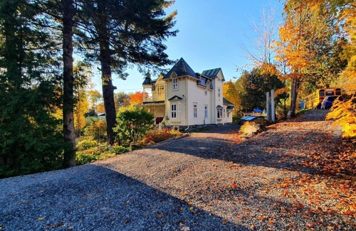 Namur Cabaña | 1898 Victorian Manor with Spa (5 acres)