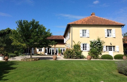 Puydarrieux Casa | 18th C Farmhouse Surrounded by Countryside, with heated Pool & Mountain Views.