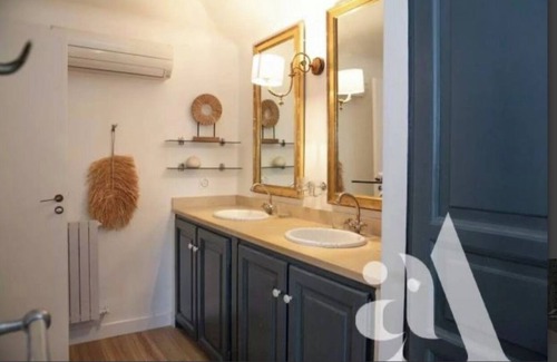 Cavaillon Otro | 18th century castle with swimming pool