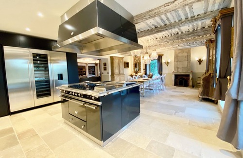 Menerbes Otro | 18th century country house in Ménerbes, village access, air conditioning, heated swimming pools