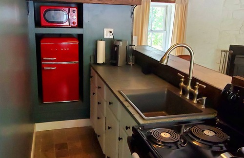 Middleburg Cabaña | 18th Century Stone Cottage minutes from historic Middleburg