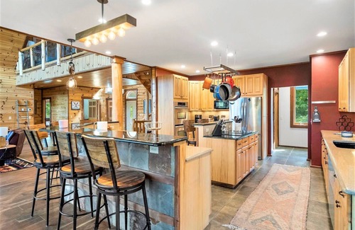 Harbor Springs Cabina | 19 Person Private Log Lodge on large wooded lot 2 min from Beaches/Golf/Wine!